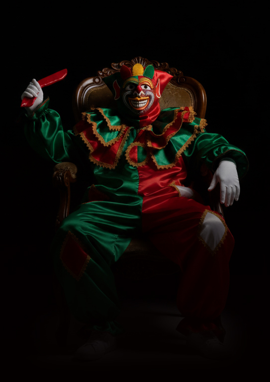 Pepino sentado en una silla